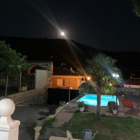 Apartamento Con Piscina Chiloeches Luaran gambar